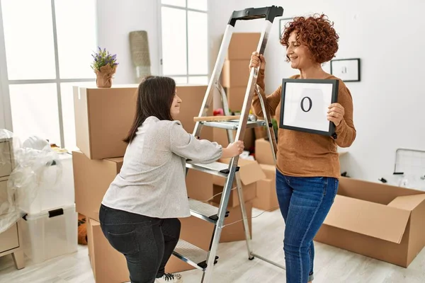 Mature Mother Syndrome Daughter Moving New Home Standing Cardboard Boxes — Stock Photo, Image