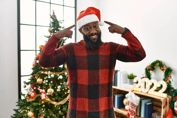 Homem Afro Americano Vestindo Chapéu Papai Noel Junto Árvore Natal — Fotografia de Stock