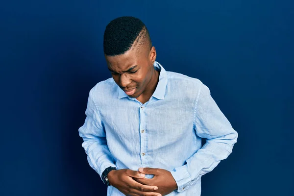 Hombre Afroamericano Joven Que Usa Ropa Casual Con Mano Estómago — Foto de Stock