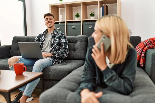 Joven Pareja Caucásica Sonriendo Feliz Usando Ordenador Portátil Hablando Teléfono — Foto de Stock