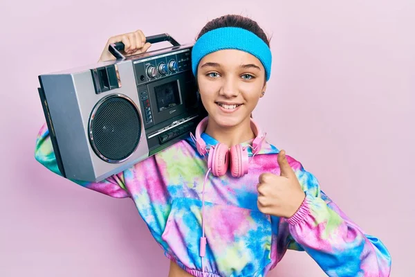 Jovem Morena Vestindo Roupas Treino Segurando Boombox Sorrindo Feliz Positivo — Fotografia de Stock