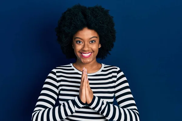 Junge Afrikanisch Amerikanische Frau Lässiger Kleidung Betet Mit Händen Zusammen — Stockfoto