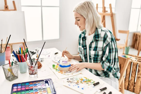 Joven Estudiante Artista Sonriendo Feliz Pintura Cerámica Estudio Arte —  Fotos de Stock