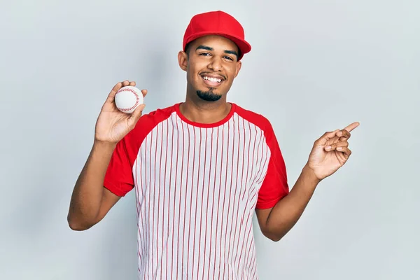 Jovem Afro Americano Vestindo Uniforme Beisebol Chocado Cobrindo Boca Com — Fotografia de Stock