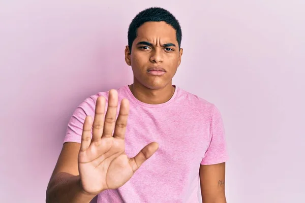 Ung Stilig Latinamerikansk Man Avslappnad Rosa Shirt Som Slutar Sjunga — Stockfoto