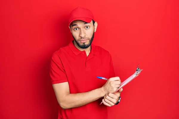 Een Spaanse Man Met Een Baard Die Een Koeriersuniform Draagt — Stockfoto