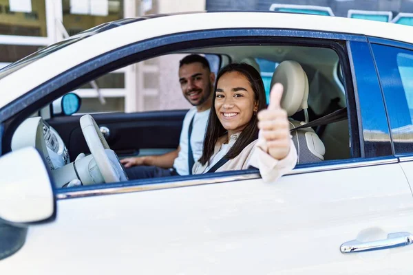 Unga Latinamerikanska Par Ler Glad Kör Bil Stan Flicka Gör — Stockfoto