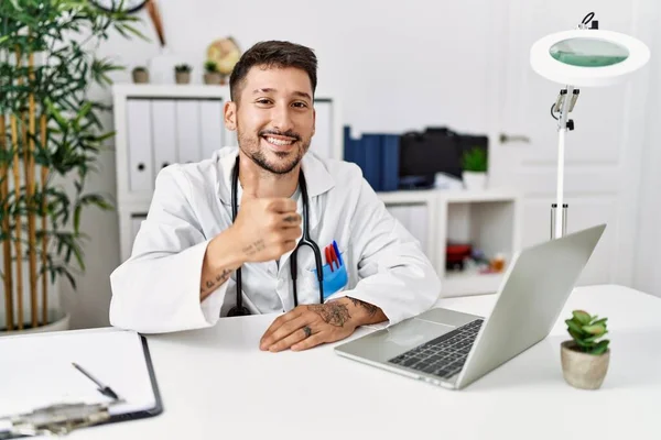 Joven Médico Que Trabaja Clínica Usando Ordenador Portátil Haciendo Gesto — Foto de Stock