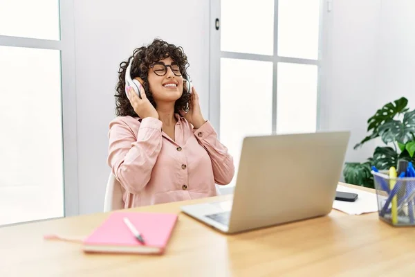 Jonge Zakenvrouw Uit Het Midden Oosten Luistert Naar Muziek Kantoor — Stockfoto