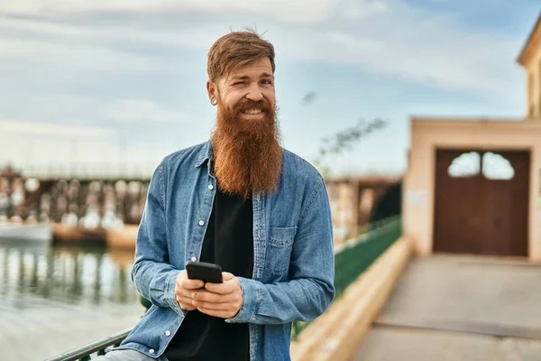 Giovane Irlandese Uomo Sorridente Felice Utilizzando Smartphone Città — Foto Stock