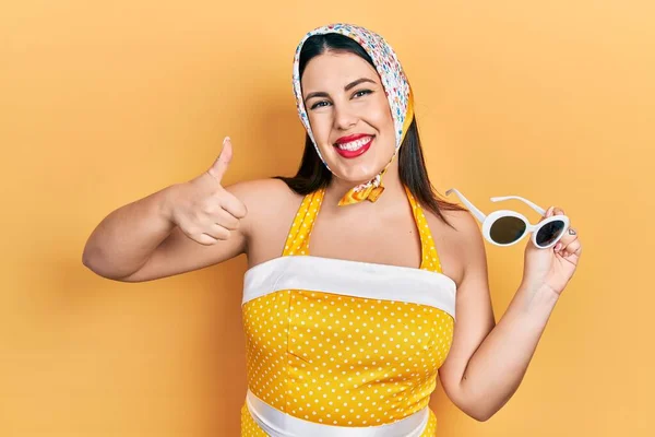 Νεαρή Ισπανίδα Γυναίκα Φορώντας Pin Στυλ Χαμογελώντας Χαρούμενος Και Θετικός — Φωτογραφία Αρχείου