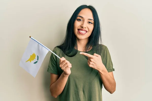 Jovencita Hispana Sosteniendo Bandera Cyprus Sonriendo Feliz Señalando Con Mano —  Fotos de Stock