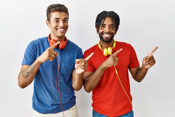 Jóvenes Hermanos Hispanos Pie Sobre Fondo Aislado Con Auriculares Sonriendo — Foto de Stock