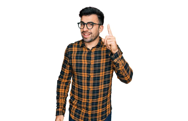 Hispanic Man Med Skägg Bär Casual Kläder Och Glasögon Pekar — Stockfoto
