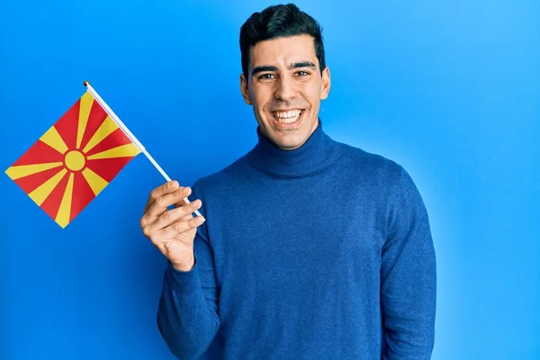 Όμορφος Ισπανός Που Κρατάει Μακεδονική Σημαία Δείχνει Θετικός Και Χαρούμενος — Φωτογραφία Αρχείου