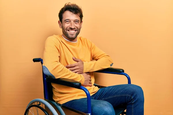 Schöner Mann Mit Bart Sitzt Rollstuhl Lächelt Und Lacht Laut — Stockfoto