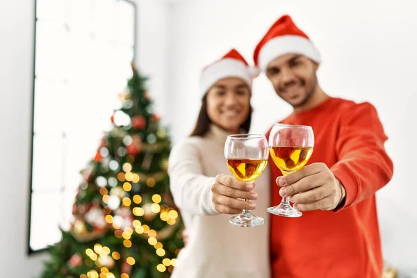 Junges Hispanisches Paar Lächelt Glücklich Beim Anstoßen Mit Champagner Heimischen — Stockfoto