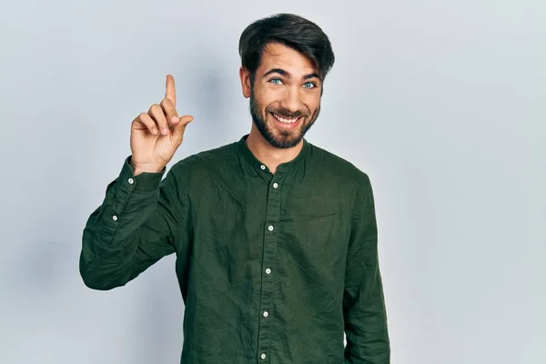 Νεαρός Ισπανός Που Φοράει Καθημερινά Ρούχα Χαμογελώντας Μια Ιδέα Ερώτηση — Φωτογραφία Αρχείου