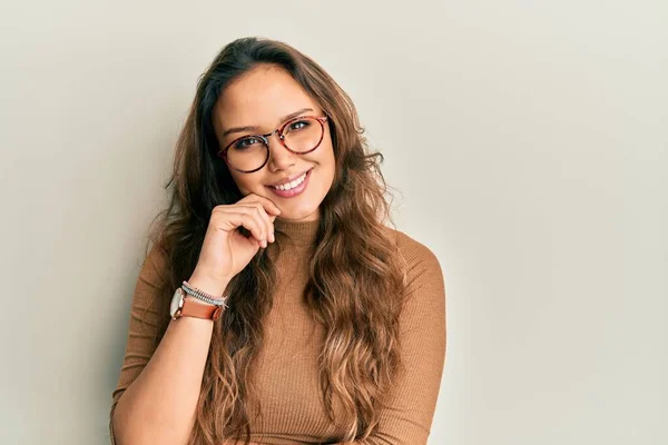 Mladá Hispánka Neformálním Oblečení Brýlích Sebevědomě Dívala Kamery Usmívala Zkříženýma — Stock fotografie