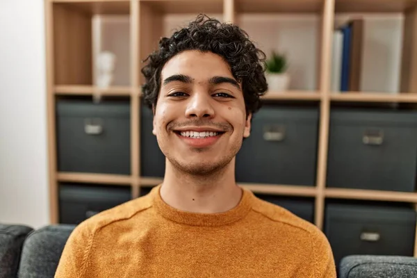 Giovane Uomo Ispanico Sorridente Felice Seduto Sul Divano Casa — Foto Stock