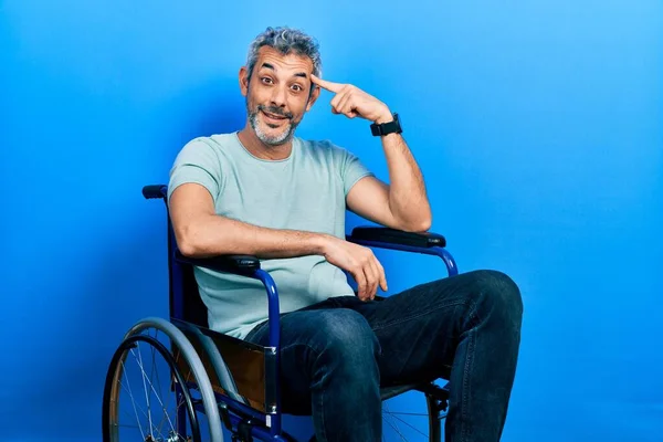 Schöner Mann Mittleren Alters Mit Grauen Haaren Rollstuhl Sitzend Lächelnd — Stockfoto