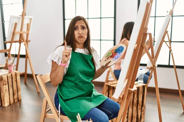 Giovane Artista Ispanica Donne Pittura Tela Studio Arte Che Punta — Foto Stock