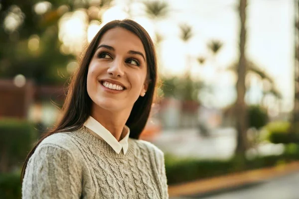 Jonge Spaanse Vrouw Glimlachend Gelukkig Staande Stad — Stockfoto