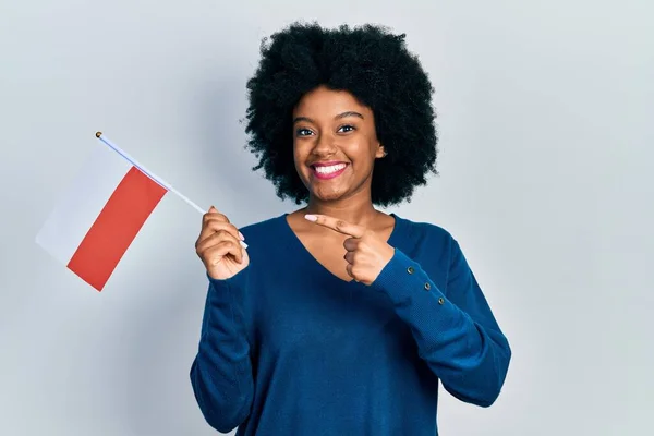 Ung Afrikansk Amerikansk Kvinna Håller Poland Flagga Ler Glad Pekar — Stockfoto