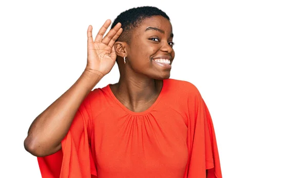 Mladá Afroameričanka Neformálním Oblečení Usmívá Rukou Přes Ucho Poslouchá Klepy — Stock fotografie