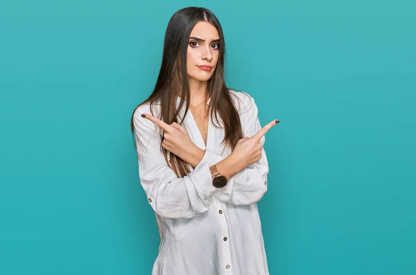 Jovem Mulher Bonita Vestindo Camisa Branca Casual Apontando Para Ambos — Fotografia de Stock