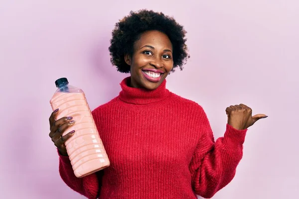 Genç Afro Amerikalı Kadın Deterjan Şişesini Tutarken Başparmağını Kaldırıyor Ağzı — Stok fotoğraf