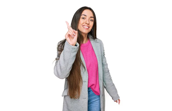 Mladý Hispánec Dívka Sobě Obchodní Oblečení Ukazuje Ukazuje Prstem Číslo — Stock fotografie