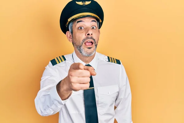 Hezký Muž Středního Věku Šedými Vlasy Uniformě Pilota Letadla Ukazuje — Stock fotografie