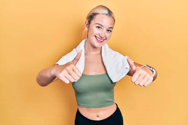 Ung Blond Flicka Bär Sportkläder Och Handduk Godkännande Gör Positiv — Stockfoto