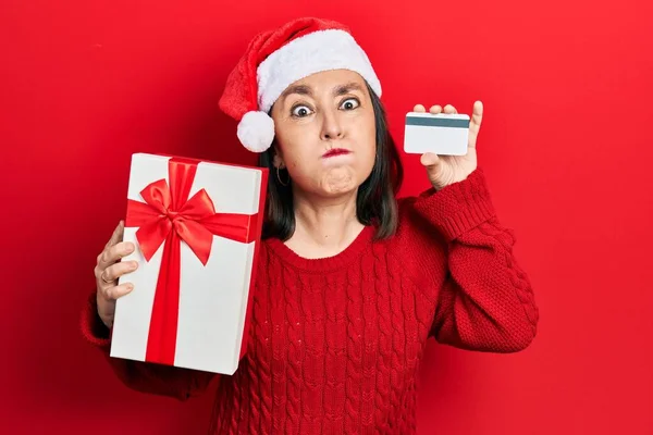 Hispánka Středního Věku Nosí Vánoční Čepici Dárkem Kreditní Kartou Tvářích — Stock fotografie