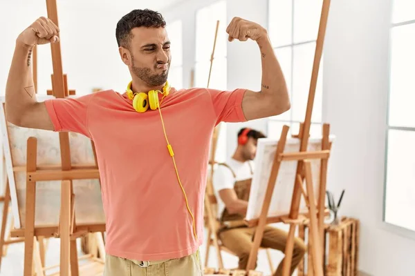 Joven Hombre Hispano Estudio Arte Mostrando Los Músculos Los Brazos — Foto de Stock