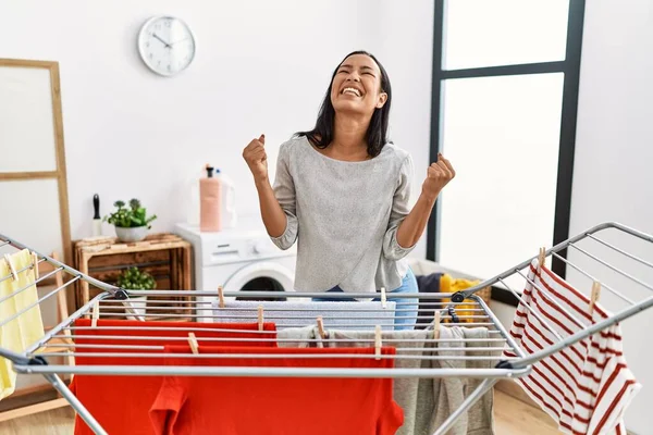 Jeune Femme Hispanique Mettre Une Blanchisserie Fraîche Sur Corde Linge — Photo