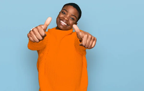 Jovem Afro Americana Vestindo Roupas Casuais Aprovando Fazer Gesto Positivo — Fotografia de Stock