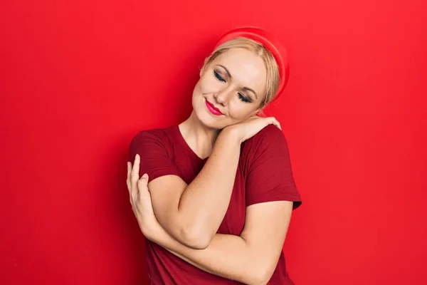 Jeune Femme Blonde Portant Shirt Rouge Décontracté Embrassant Heureux Positif — Photo