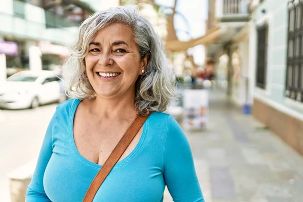 Mujer Pelo Gris Mediana Edad Sonriendo Feliz Pie Ciudad —  Fotos de Stock