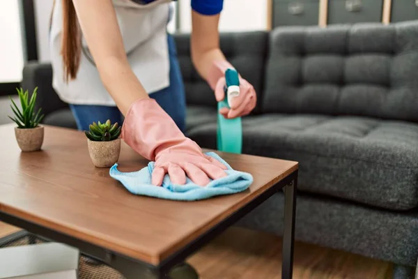 Evde Bez Dağıtıcı Kullanan Kadın Masasını Temizliyor — Stok fotoğraf