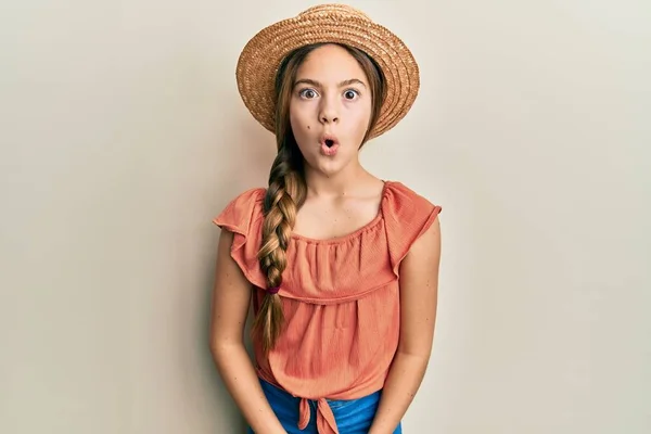 Mooi Brunette Klein Meisje Dragen Zomer Hoed Bang Verbaasd Met — Stockfoto