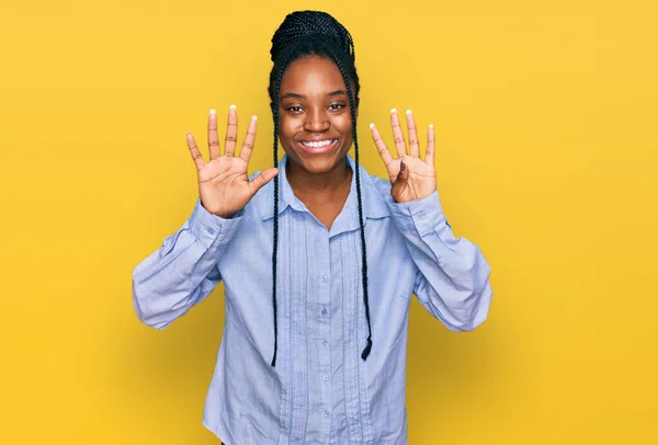 Молода Афроамериканська Жінка Одягнена Повсякденний Одяг Показує Вказує Вгору Пальцями — стокове фото
