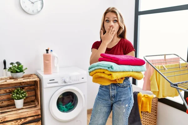 Jonge Blanke Vrouw Met Schone Die Mond Bedekt Met Hand — Stockfoto