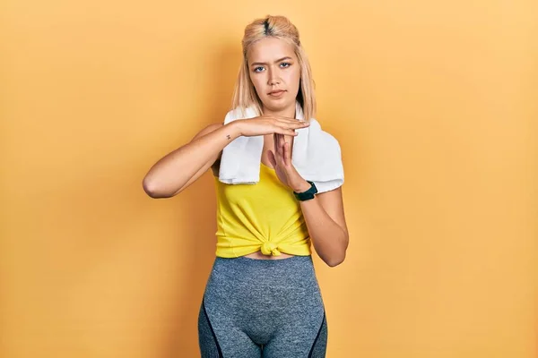 Vacker Blond Sport Kvinna Bär Träningskläder Gör Time Out Gest — Stockfoto