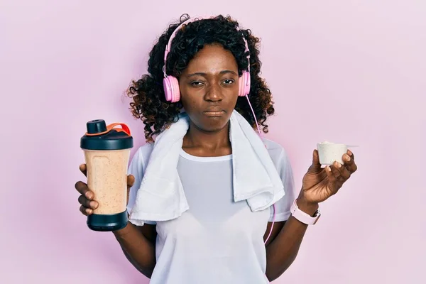 Ung Afrikansk Amerikansk Kvinna Bär Sport Kläder Dricka Proteinshake Skeptisk — Stockfoto