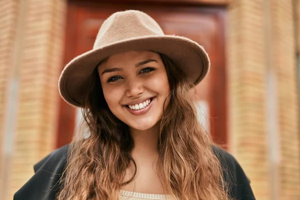 Wanita Muda Turis Hispanik Tersenyum Berdiri Bahagia Kota — Stok Foto