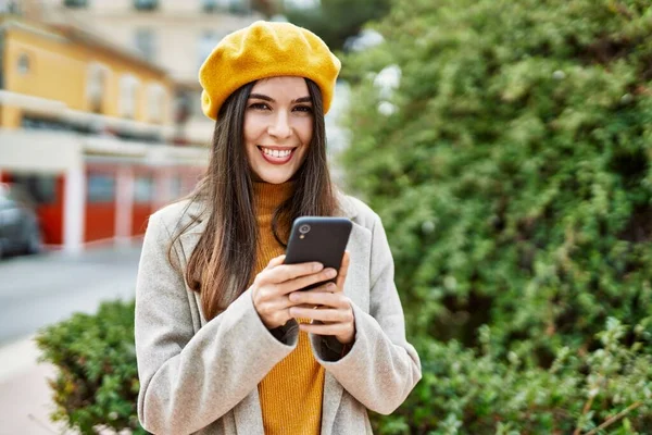 Νεαρή Ισπανόφωνη Κοπέλα Χαμογελά Ευτυχισμένη Χρησιμοποιώντας Smartphone Στην Πόλη — Φωτογραφία Αρχείου