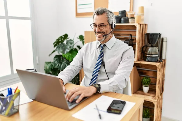 Der Hispanische Geschäftsmann Mittleren Alters Der Büro Arbeitet Trägt Ein — Stockfoto