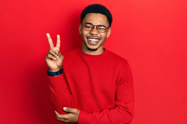 Ein Junger Afrikanisch Amerikanischer Mann Lässiger Kleidung Und Brille Lächelt — Stockfoto